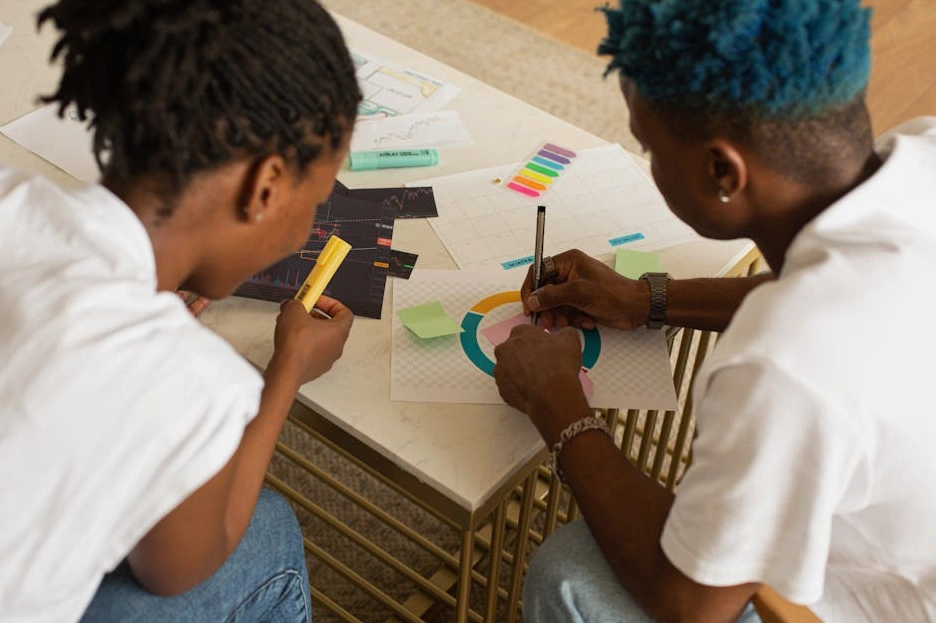 Zespół kreatywny omawiający strategię marketingową przy tablicy